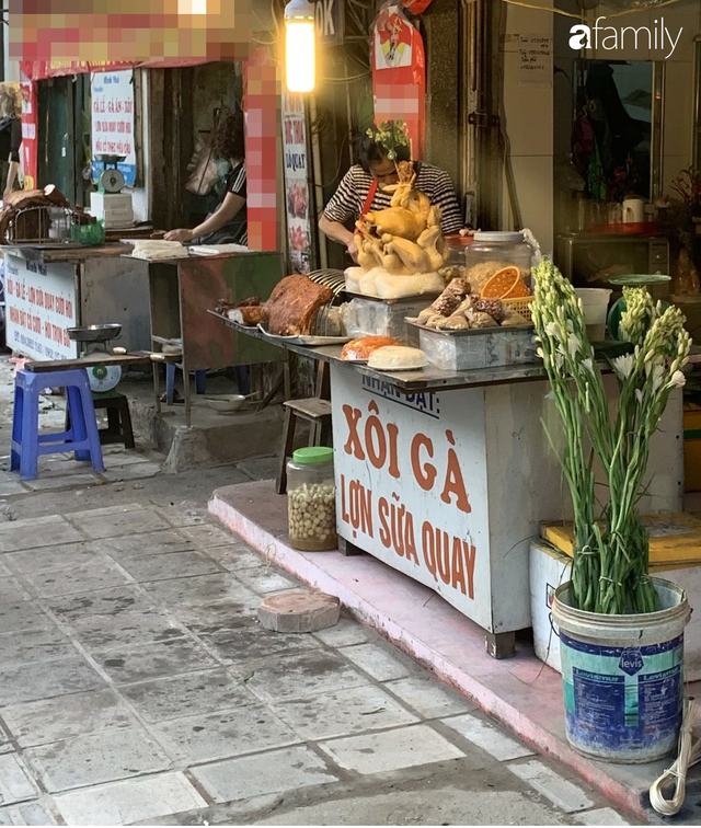 Dạo một vòng chợ Hà Nội: Giá gà cúng đa dạng, loại đắt và đẹp nhất rơi vào khoảng 300 nghìn đồng/kg - Ảnh 3.