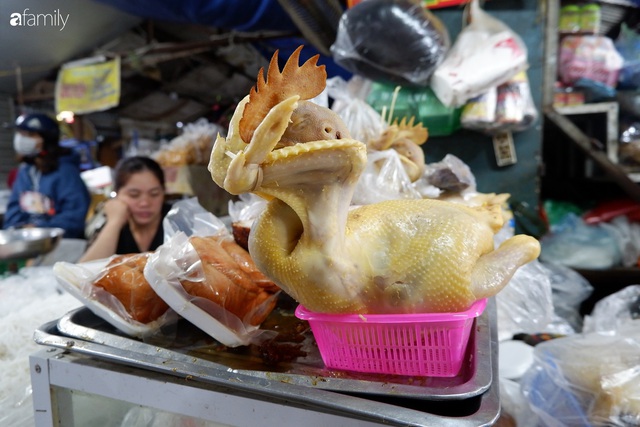 Dạo một vòng chợ Hà Nội: Giá gà cúng đa dạng, loại đắt và đẹp nhất rơi vào khoảng 300 nghìn đồng/kg - Ảnh 13.