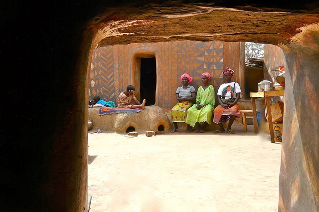 Ghé thăm làng đất nung độc đáo của quý tộc châu Phi, ngôi nhà nào cũng là tác phẩm nghệ thuật đặc sắc - Ảnh 4.