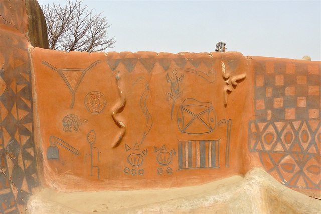 Ghé thăm làng đất nung độc đáo của quý tộc châu Phi, ngôi nhà nào cũng là tác phẩm nghệ thuật đặc sắc - Ảnh 7.