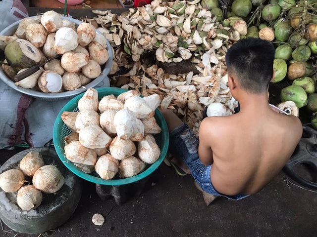 Cận Tết, nhiều bà nội trợ Việt mua cùi dừa non 70 ngàn đồng/kg làm mứt, tiểu thương ngày bán cả tạ  - Ảnh 9.