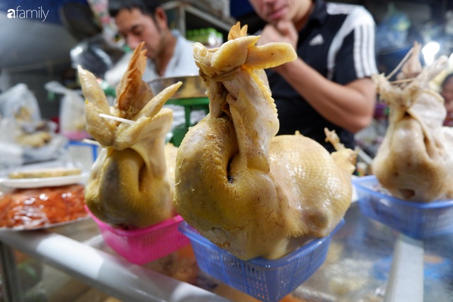 Dạo một vòng chợ Hà Nội: Giá gà cúng đa dạng, loại đắt và đẹp nhất rơi vào khoảng 300 nghìn đồng/kg - Ảnh 9.