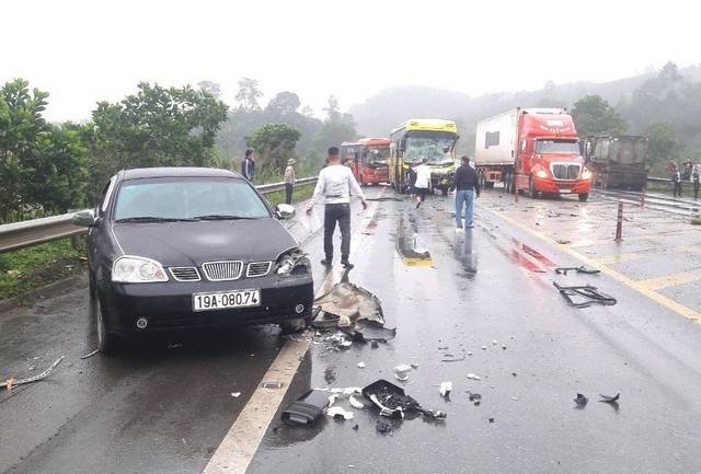 Tai nạn liên hoàn trên cao tốc Nội Bài - Lào Cai khiến 2 tài xế bị thương nặng - Ảnh 1.