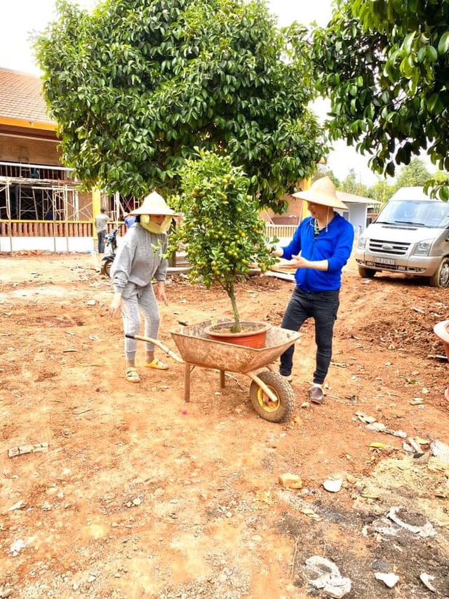 Không nhận ra Lý Nhã Kỳ khi làm phụ hồ xây biệt phủ cho dòng họ - Ảnh 1.