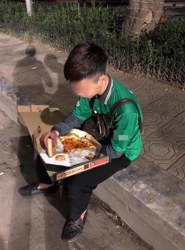 Hình ảnh chàng shipper vừa ăn pizza vừa khóc trong những ngày cuối năm khiến dân mạng xót xa - Ảnh 1.