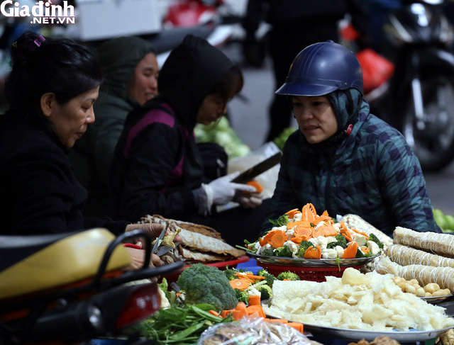 Mục sở thị chợ nhà giàu ngày Tết đậm chất quê giữa trung tâm Hà Nội - Ảnh 1.