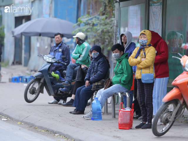 Người dân Hà Nội co ro bên đống lửa trong tiết trời lạnh buốt - Ảnh 11.