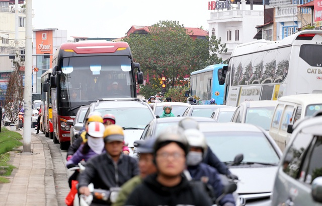 Tranh thủ cuối tuần, người Hà Nội đổ đến chợ hoa Quảng An mua sắm đông nghẹt thở - Ảnh 13.