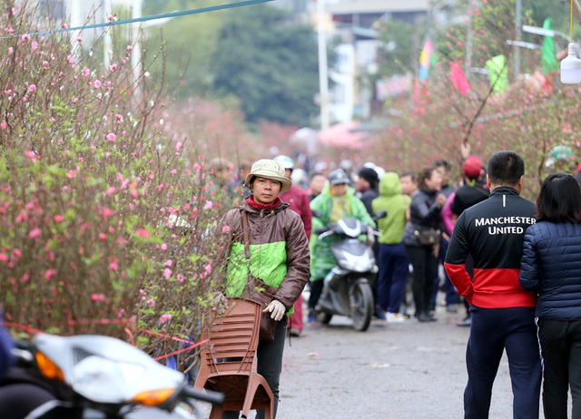 Tranh thủ cuối tuần, người Hà Nội đổ đến chợ hoa Quảng An mua sắm đông nghẹt thở - Ảnh 6.