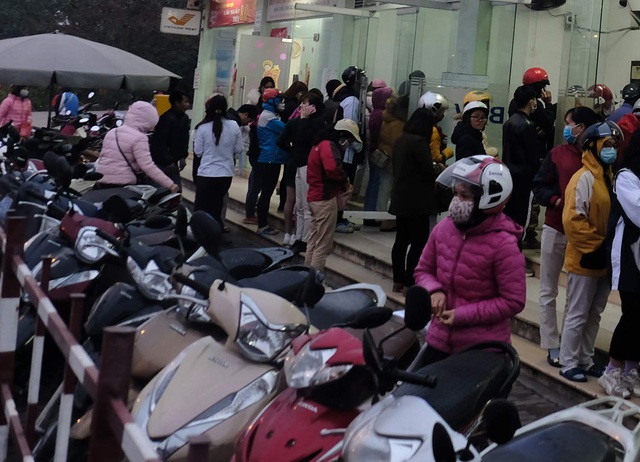Hà Nội: Công nhân xếp hàng dài rút tiền tại cây ATM trước lúc về quê đón Tết - Ảnh 3.