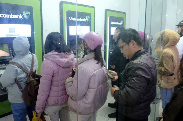 Hà Nội: Công nhân xếp hàng dài rút tiền tại cây ATM trước lúc về quê đón Tết - Ảnh 4.