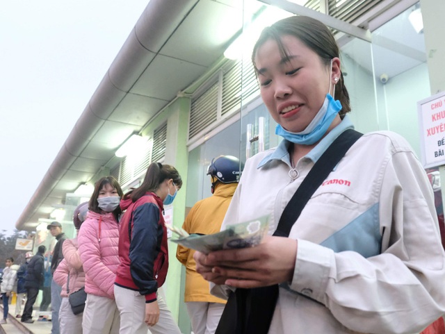 Hà Nội: Công nhân xếp hàng dài rút tiền tại cây ATM trước lúc về quê đón Tết - Ảnh 14.