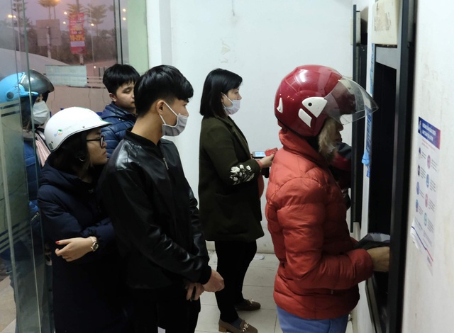 Hà Nội: Công nhân xếp hàng dài rút tiền tại cây ATM trước lúc về quê đón Tết - Ảnh 6.