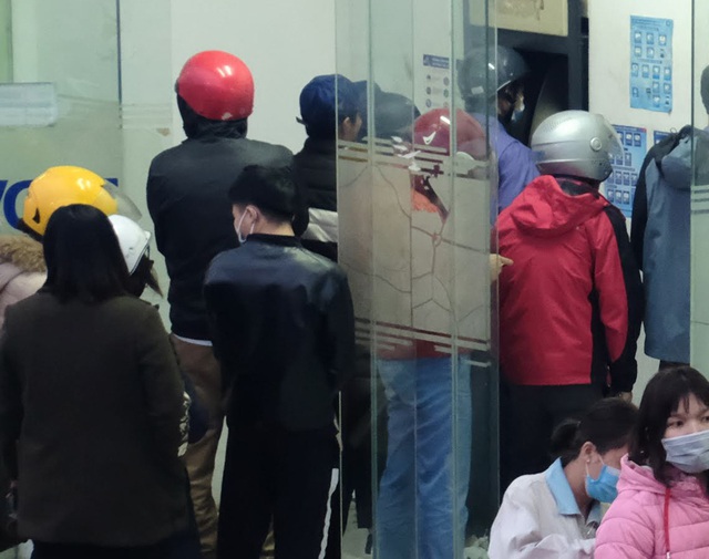 Hà Nội: Công nhân xếp hàng dài rút tiền tại cây ATM trước lúc về quê đón Tết - Ảnh 9.