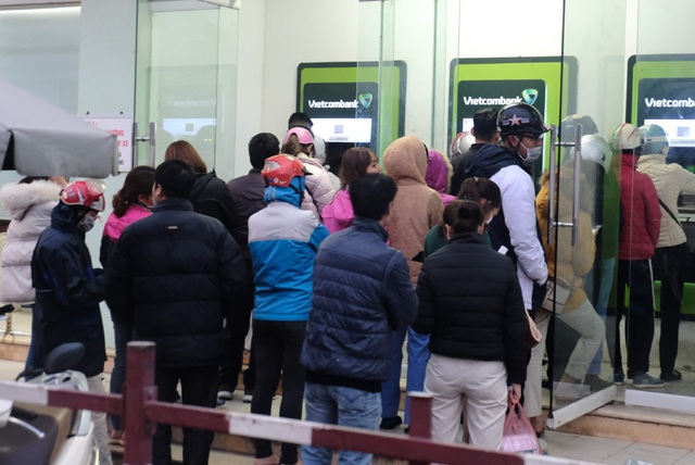 Hà Nội: Công nhân xếp hàng dài rút tiền tại cây ATM trước lúc về quê đón Tết - Ảnh 10.