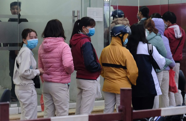 Hà Nội: Công nhân xếp hàng dài rút tiền tại cây ATM trước lúc về quê đón Tết - Ảnh 11.