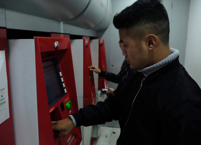 Hà Nội: Công nhân xếp hàng dài rút tiền tại cây ATM trước lúc về quê đón Tết - Ảnh 13.