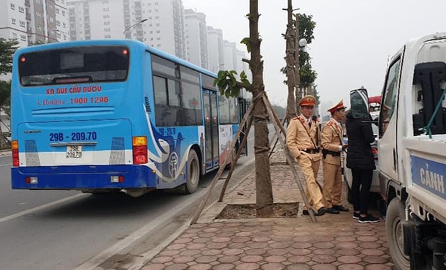 CSGT Hà Nội xử phạt tài xế xe bus đầu tiên vi phạm nồng độ cồn ngày sát Tết - Ảnh 1.
