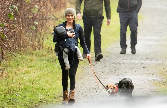 Meghan Markle tươi cười địu con, dắt chó đi dạo giữa những thị phi bao vây hoàng gia Anh - Ảnh 1.