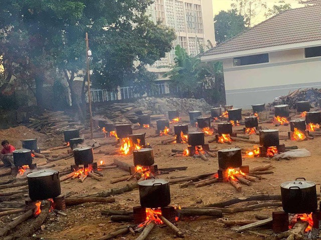 Hàng trăm nồi bánh tét đỏ lửa ở Kon Tum khiến bao người xao xuyến - Ảnh 1.