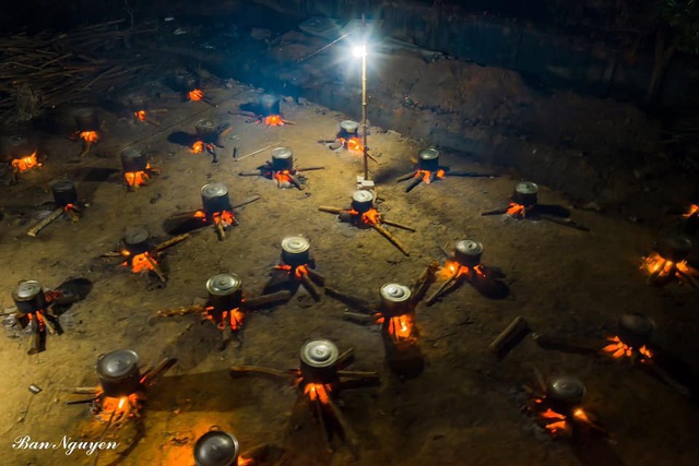Hàng trăm nồi bánh tét đỏ lửa ở Kon Tum khiến bao người xao xuyến - Ảnh 2.