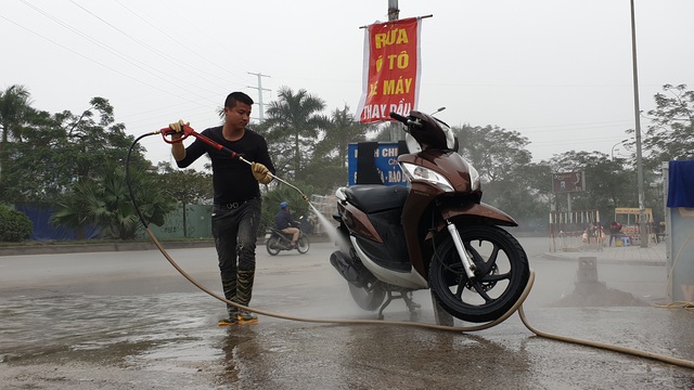 Nhiều dịch vụ đột ngột tăng giá gấp 6 lần dịp Tết, người dân “cắn răng” chấp nhận - Ảnh 3.