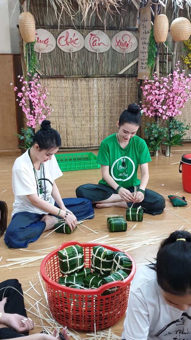 Angela Phương Trinh trổ tài gói bánh chưng, được khen thần thái đầy khí chất  - Ảnh 3.