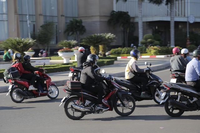 Hàng nghìn người đi xe máy xuyên đêm vượt 500-800km về quê đón Tết - Ảnh 4.
