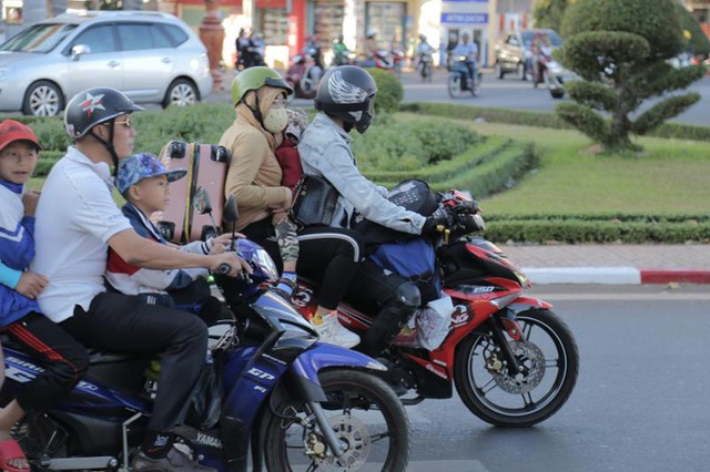 Hàng nghìn người đi xe máy xuyên đêm vượt 500-800km về quê đón Tết - Ảnh 5.