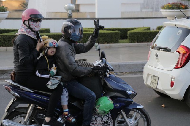 Hàng nghìn người đi xe máy xuyên đêm vượt 500-800km về quê đón Tết - Ảnh 7.