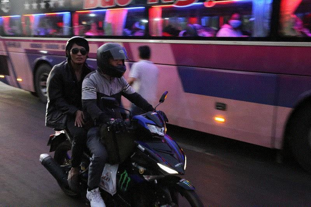 Hàng nghìn người đi xe máy xuyên đêm vượt 500-800km về quê đón Tết - Ảnh 8.