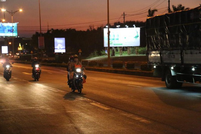 Hàng nghìn người đi xe máy xuyên đêm vượt 500-800km về quê đón Tết - Ảnh 9.