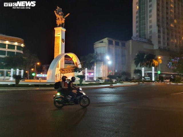 Hàng nghìn người đi xe máy xuyên đêm vượt 500-800km về quê đón Tết - Ảnh 10.