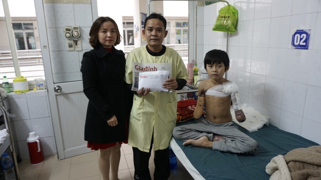 Cậu bé cụt hai tay sau điện giật Nguyễn Nhật Long phải ăn Tết ở bệnh viện - Ảnh 3.