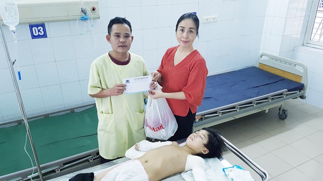 Cậu bé cụt hai tay sau điện giật Nguyễn Nhật Long phải ăn Tết ở bệnh viện - Ảnh 4.