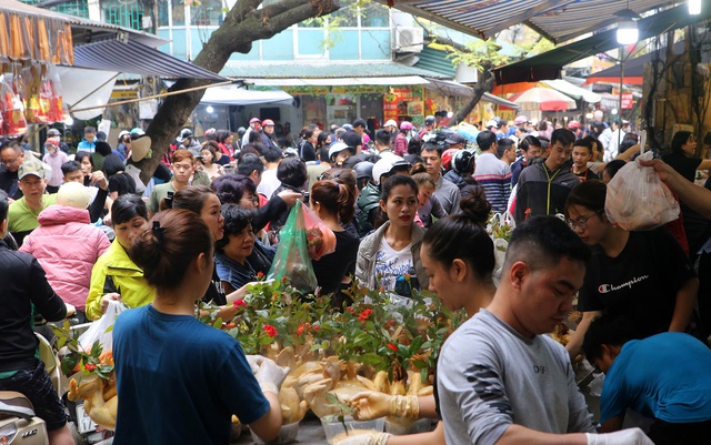 Người Hà Nội chen chân trong phiên chợ cuối cùng của năm - Ảnh 1.