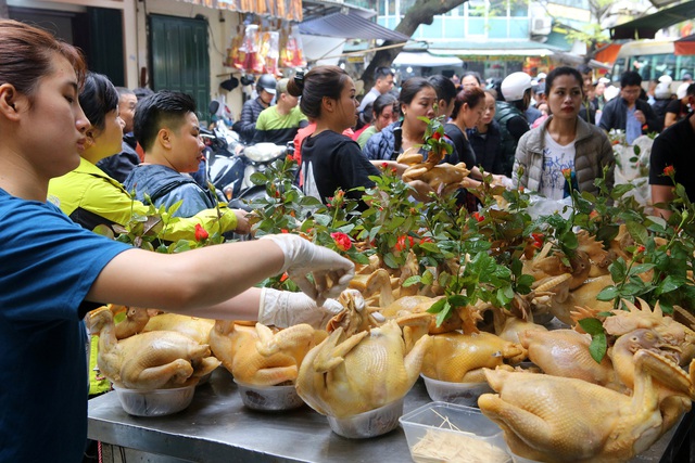 Người Hà Nội chen chân trong phiên chợ cuối cùng của năm - Ảnh 2.