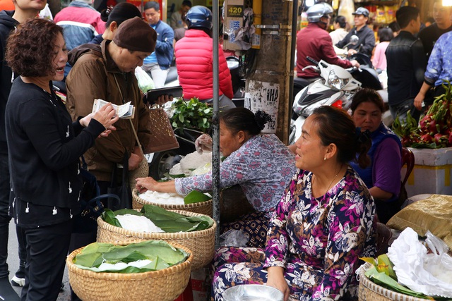 Người Hà Nội chen chân trong phiên chợ cuối cùng của năm - Ảnh 11.