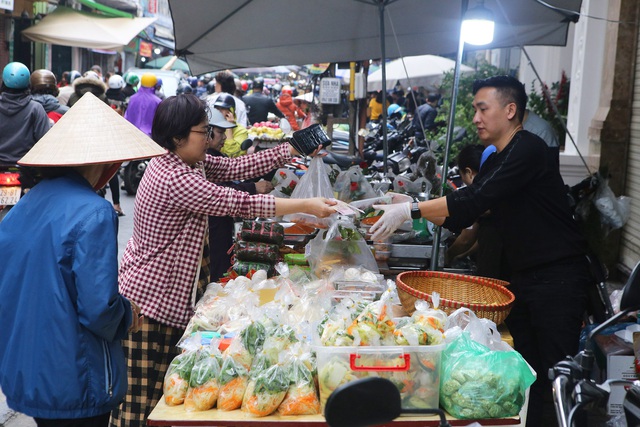 Người Hà Nội chen chân trong phiên chợ cuối cùng của năm - Ảnh 8.