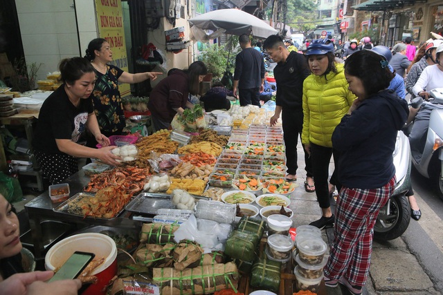 Người Hà Nội chen chân trong phiên chợ cuối cùng của năm - Ảnh 9.