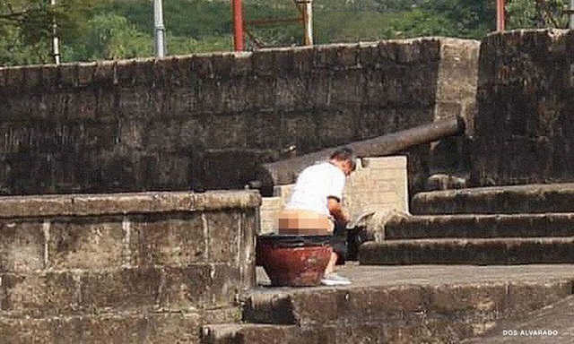 Philippines truy t&igrave;m du kh&aacute;ch trong bức ảnh g&acirc;y sốc - Ảnh 1.