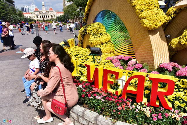 Chưa hết Tết, hàng trăm chậu hoa bị đạp nát ở đường hoa Nguyễn Huệ - Ảnh 3.