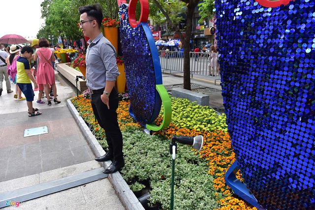 Chưa hết Tết, hàng trăm chậu hoa bị đạp nát ở đường hoa Nguyễn Huệ - Ảnh 4.
