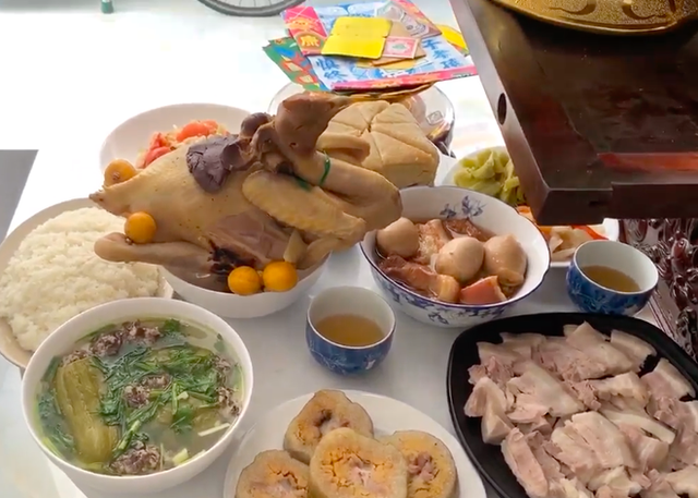 Tài năng xinh đẹp vẫn chưa đủ, sao Việt khoe tài nấu cỗ cực đỉnh ngày Tết - Ảnh 7.