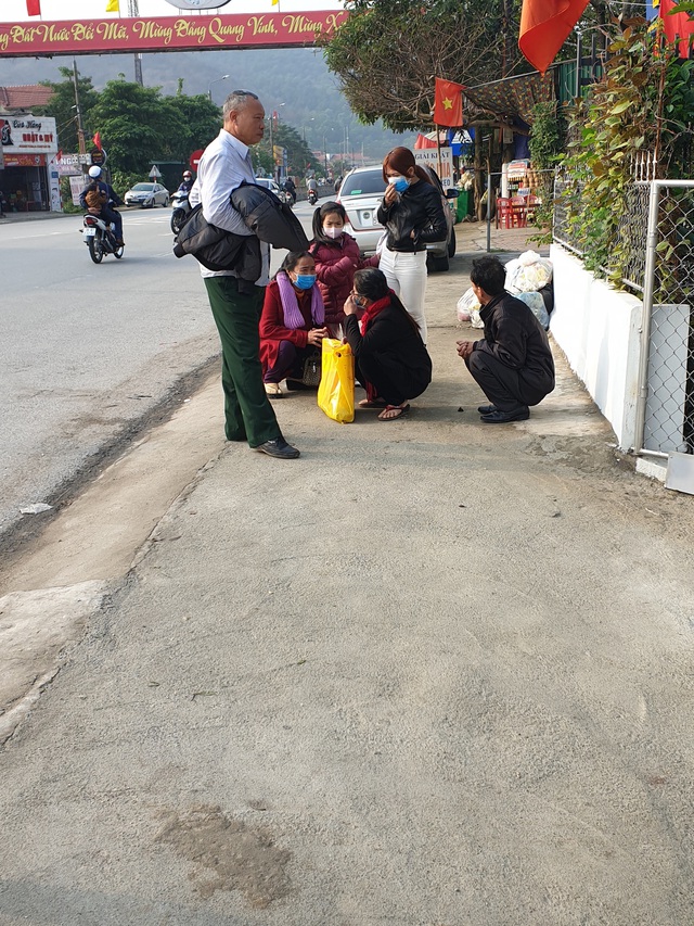 Hà Tĩnh: Hành khách chật vật chờ xe vào Nam ra Bắc sau Tết Nguyên đán - Ảnh 3.