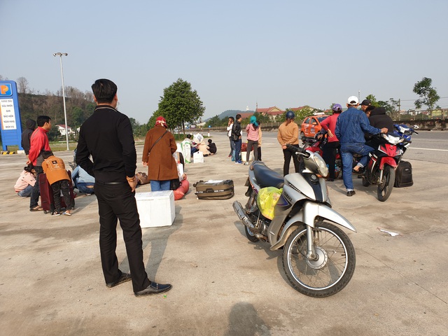 Hà Tĩnh: Hành khách chật vật chờ xe vào Nam ra Bắc sau Tết Nguyên đán - Ảnh 6.