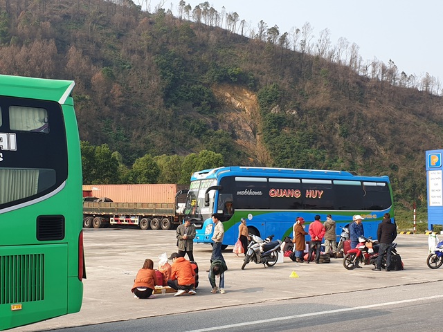 Hà Tĩnh: Hành khách chật vật chờ xe vào Nam ra Bắc sau Tết Nguyên đán - Ảnh 9.