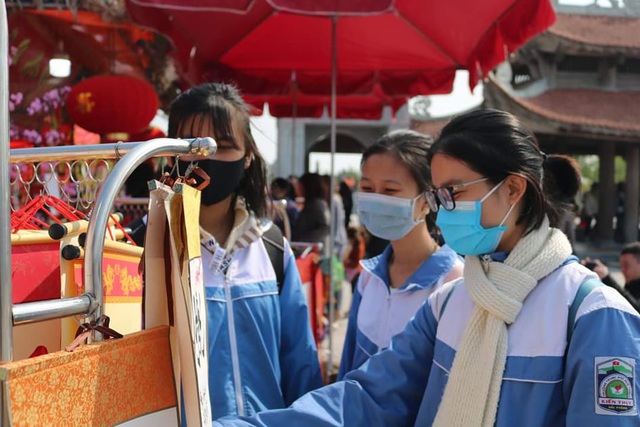Giữa dịch corona virus, học sinh Hải Phòng đeo khẩu trang dự lễ khai bút đầu Xuân - Ảnh 1.
