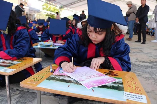 Giữa dịch corona virus, học sinh Hải Phòng đeo khẩu trang dự lễ khai bút đầu Xuân - Ảnh 5.