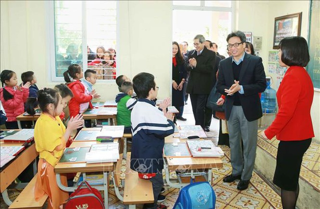 Phó Thủ tướng Vũ Đức Đam tặng sách cho học sinh Hà Nội - Ảnh 1.